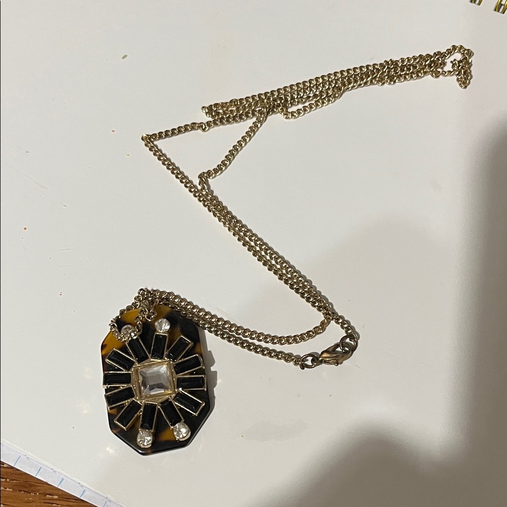 Elegant Gold and Black Pendant Necklace
